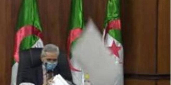 وزير جزائري ينجو من "سقوط لوح" من السقف