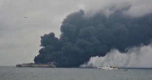 "مشهد مروع"... أول فيديو للسفينة الحربية الإيرانية بعد قصفها في الخليج
