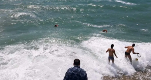 انقاذ شابين من الغرق في اللاذقية بسبب الأمواج العالية
