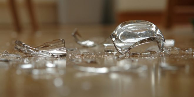 حيل ذكية لتنظيف الزجاج المكسور بسهولة وأمان