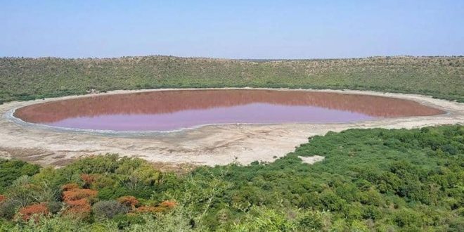 بحيرة شهيرة في الهند تتحول إلى اللون الوردي