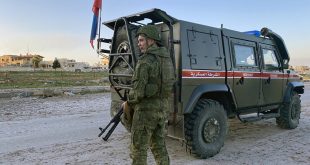 استهداف مدرعة روسية بقنبلة أثناء قيامها بدورية مشتركة في ادلب