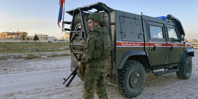 استهداف مدرعة روسية بقنبلة أثناء قيامها بدورية مشتركة في ادلب
