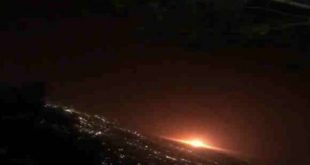 انفجار ضخم مصحوب بـ"ضوء أحمر" يهز العاصمة الإيرانية طهران
