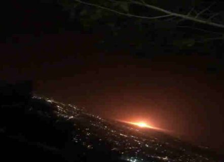 انفجار ضخم مصحوب بـ"ضوء أحمر" يهز العاصمة الإيرانية طهران