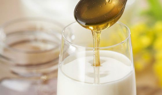 هل يصبح العسل سامًا إذا اضيف إلى الحليب؟