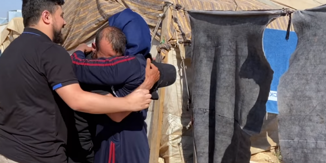 فيديو مؤثر لسوري يفاجئ عائلته ويلتقيها بعد 9 سنوات من الفراق.. شاهد!