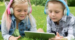 كيف تؤثر السماعات على سمع الأطفال وكيف تحميهم؟