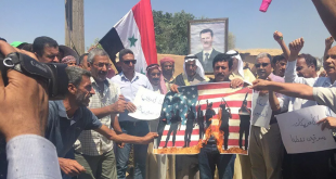 أهالي قرية طرطب السورية يحرقون الأعلام الأمريكية