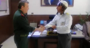 تكريم الشرطي “حسن جدوع” الذي أوصل طالب متأخر إلى مركزه الامتحاني في دمشق