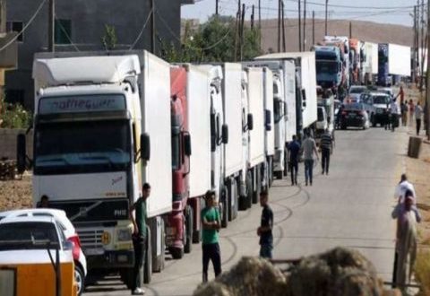 نحو 15 شاحنة سورية تنقل البضائع إلى العراق يومياً
