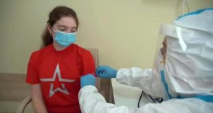 شاهد ابنة بوتين تتلقى اللقاح الروسي الجديد ضد فيروس كورونا