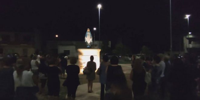 حشود تتجمع في إيطاليا لرؤية تمثال "مريم العذراء" يبكي دمًا