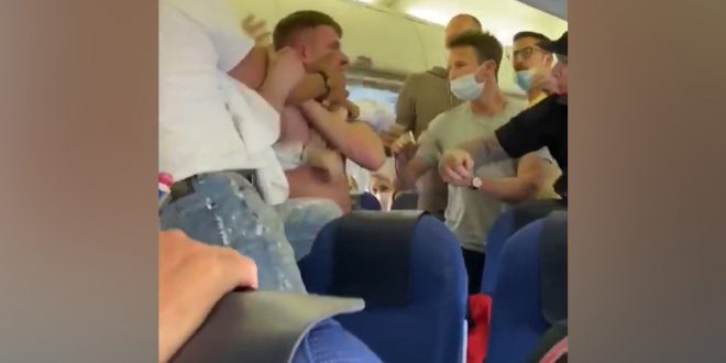 بالصور.. شجار عنيف على متن طائرة هولندية بسبب 'الكمامة'