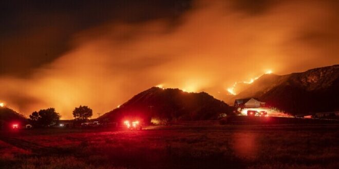 رجال الإطفاء يعجزون عن وقف زحف الحرائق في كاليفورنيا