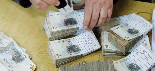 أكاديمي: رفع السعر الرسمي للحوالات زاد التضخم وأضر الخزينة