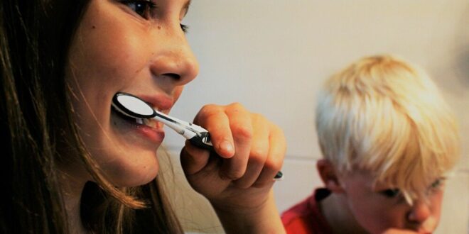 طرق تفتيح الأسنان بشكل طبيعي في المنزل