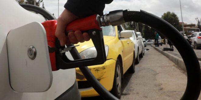 محافظ اللاذقية يعاقب السيارات التي تتجاوز الدور على المحطات بسحب مخصصاتها من الوقود