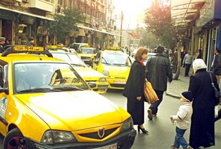 أجرة التكاسي تحلق في دمشق والحجة زحمة البنزين