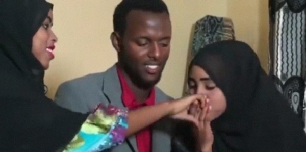 بالفيديو شاب يتزوج امرأتين برضاهما في يوم واحد: حققت حلم الصغر