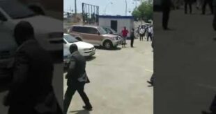 رئيس دولة يضرب وزير بحكومته تخاذل في عمله.. فيديو