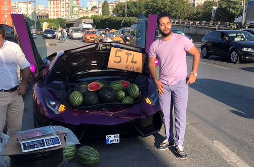 مليونير يبيع البطيخ بسيارة لامبورجيني يثير ضجة على الانترنت
