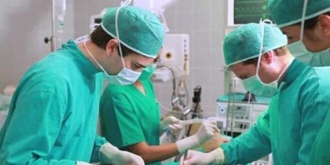 لماذا يرتدي الطبيب اللون الأخضر عند إجراء العمليات؟