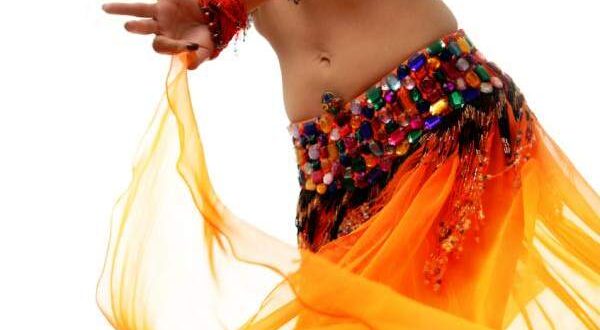 راقصة عربية تثير الجدل بنشرها صور غير لائقة