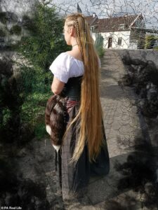 فتاة ألمانية لم تقص شعرها منذ 15 عاماً.. شاهد الصور!