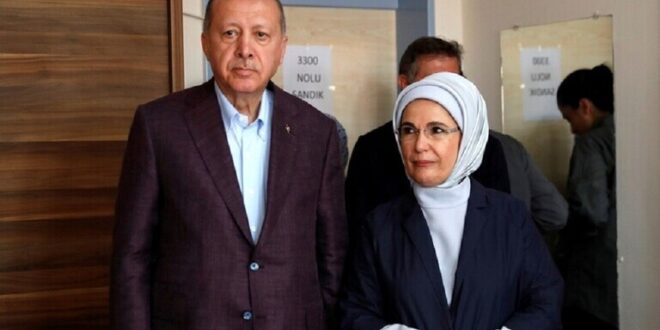 أردوغان يدعو لمقاطعة فرنسا.. وزوجته تحمل حقيبة يد فرنسية!