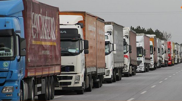 ٧٥ شاحنة منتجات سورية تعبر نحو الأردن يومياً
