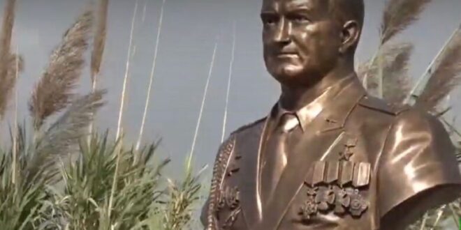 قاعدة حميميم تدشن نصباً تذكارياً لضابط روسي قُتل في سورية