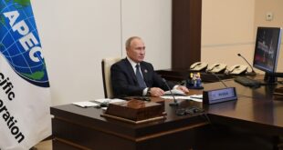 ما سر الدمية الغريبة على مكتب بوتين؟