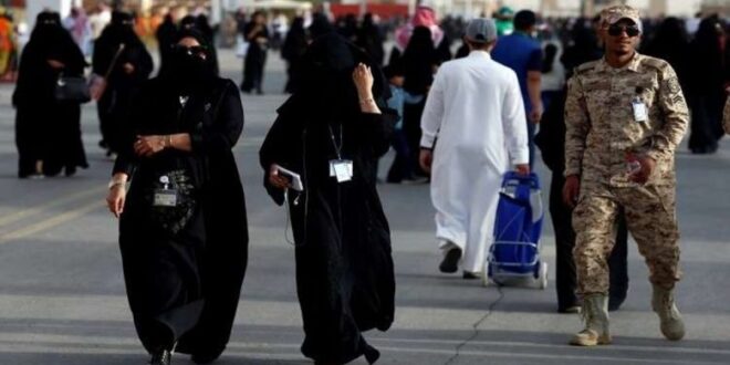 فيديو لعشرات السعوديين يتجمعون حول حسناء شقراء يثير ضجة على الانترنت