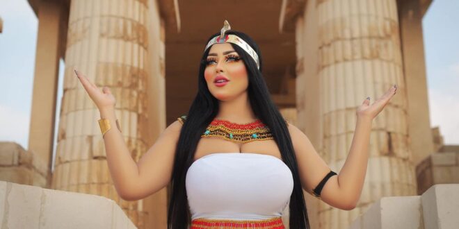 القبض على عارضة أزياء مصرية بعد جلسة تصوير جريئة بهرم سقارة