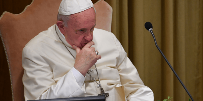 للمرة الثانية.. حساب البابا فرانسيس على "انستغرام" يسجل إعجابه بعارضة أزياء بملابس مثيرة