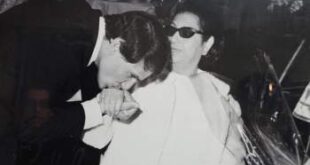 عبد الحليم حافظ يُقبّل يد أم كلثوم في صورة نادرة