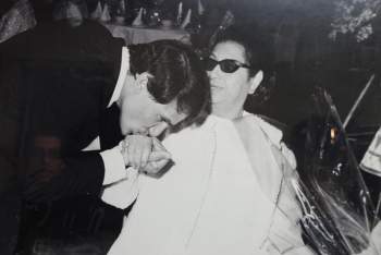 عبد الحليم حافظ يُقبّل يد أم كلثوم في صورة نادرة