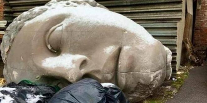 تمثال رأس غامض يباغت مدينة بأكملها