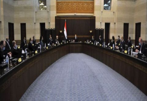 رئيس الحكومة يؤكد على عدالة توزيع المشتقات النفطية والكهرباء والإلتزام بأوقات التقنين