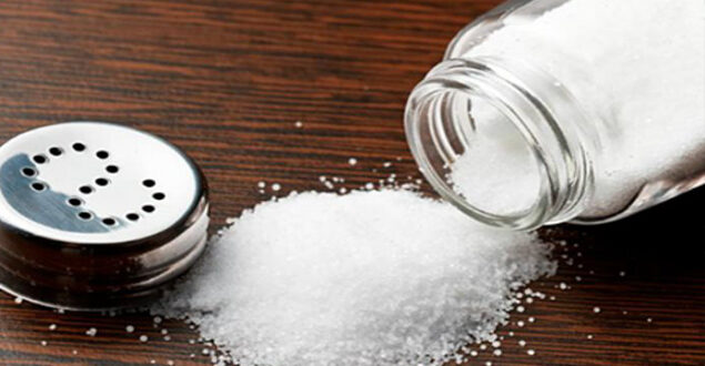 سلاح ذو حدين.. ماذا يحدث لجسمك عند نقص كمية الملح فيه؟