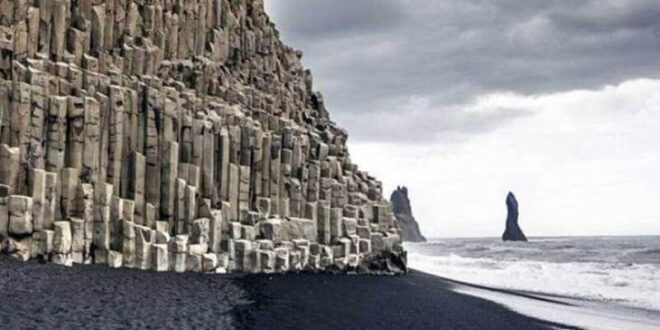 شاطئ الجن في أيسلندا.. عالم “مسحور” من الجبال والرمال السوداء