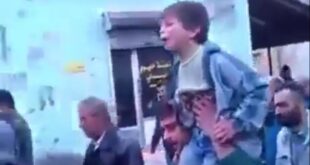 طفل سوري "يعاتب" أخاه العسكري الشهيد: "وين اللي بدو يجي على رأس السنة يا إبراهيم!"
