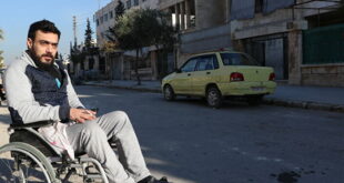بعدما فقد ساقيه.. مصاب حرب يقود أمل الحياة بسيارة أجرة في حلب