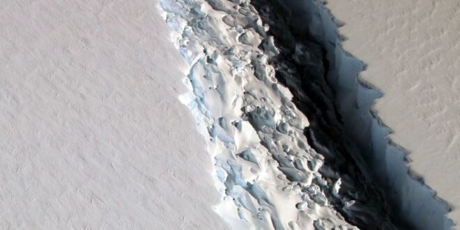 علماء يرصدون شق جليدي مخيف في القطب الجنوبي... فيديو