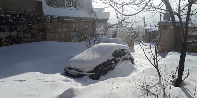 "تويوتا برادو" تقطر صهريجا ضخما علق وسط الثلوج السورية... فيديو