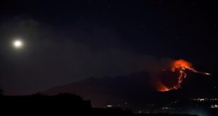 بركان جبل إتنا الإيطالي يضيء ليل جزيرة صقلية (صور + فيديو)