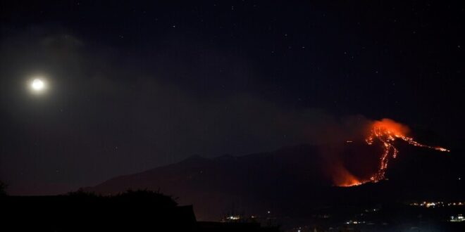 بركان جبل إتنا الإيطالي يضيء ليل جزيرة صقلية (صور + فيديو)