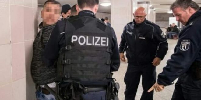 ألمانيا تحاكم لاجئين سوريين متهمين بقتل ضابط سوري