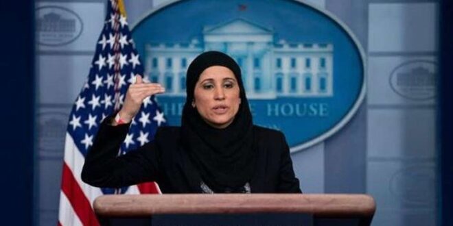 من السيدة المحجبة التي ظهرت بالإيجاز الصحفي للبيت الأبيض؟